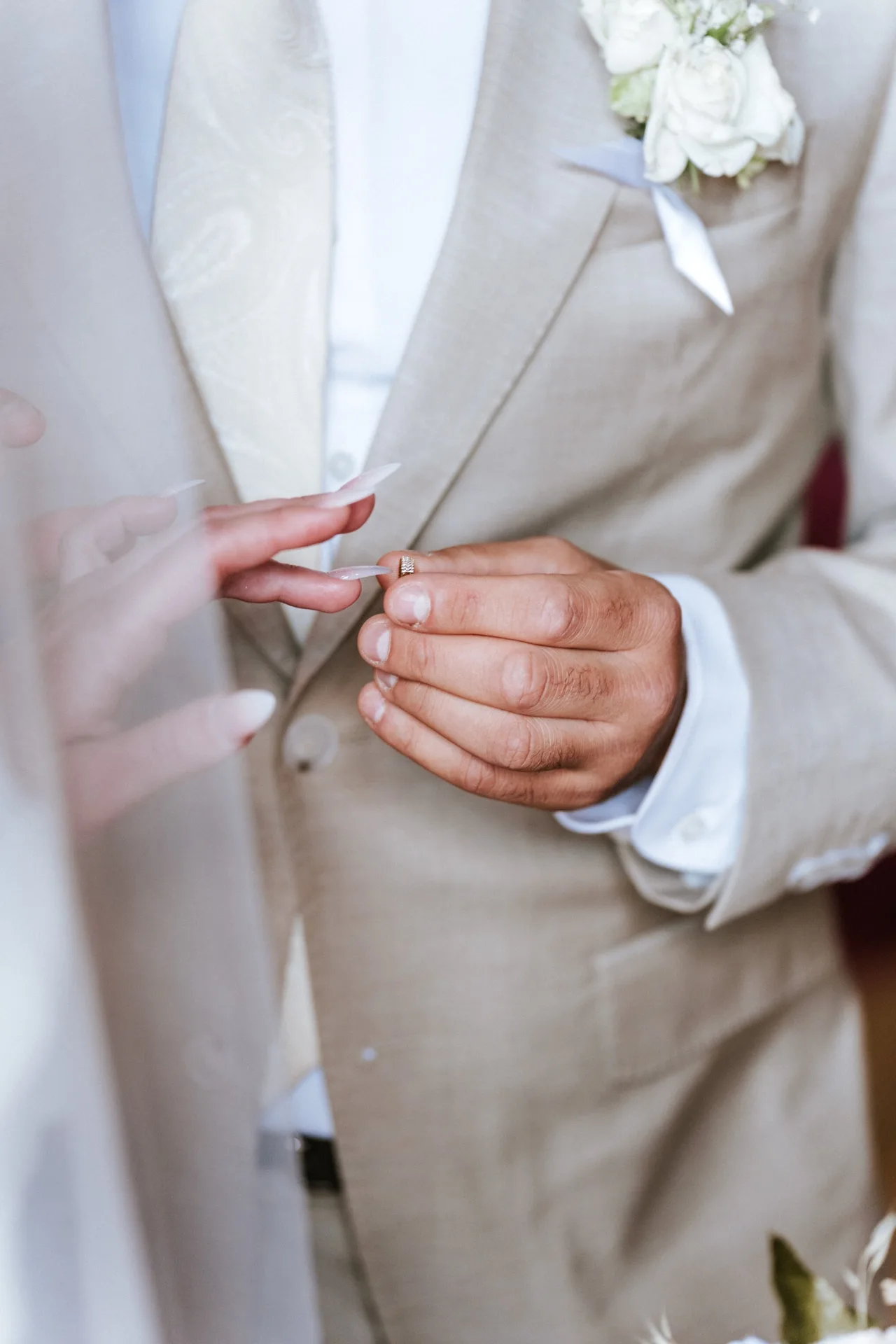 Couple mariés enlacés — photographe reportage mariage Belgique